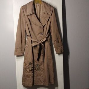 Vintage Nihan Women's Trench Coat Size 44 Tan Embroidered Lined Aztec Ruffled
